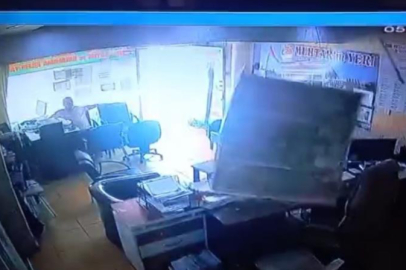 Hatay'da ofiste asma tavan çöktü: O anlar kamerada