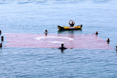 İHH'dan 15 Temmuz anması: Antalya'da denizin üzerinde dev Türk bayrağı açtılar