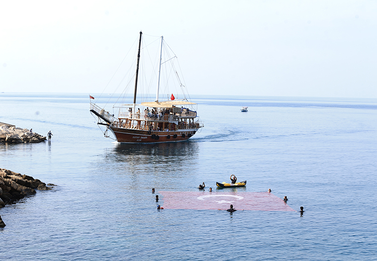 İHH'dan 15 Temmuz anması Antalya'da denizin üzerinde dev Türk bayrağı açtılar 2