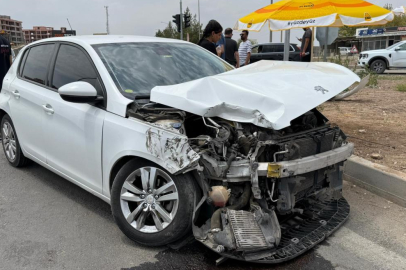 Kamyonet ile otomobil kafa kafaya çarpıştı: 2 yaralı