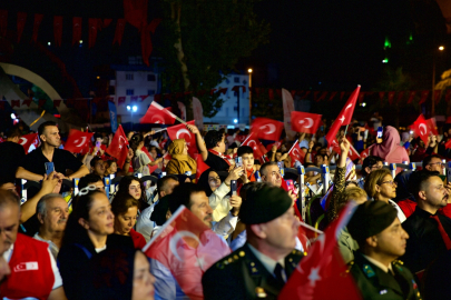 Osmaniye'de 15 Temmuz'un 9.yıl dönümünde Mehter marşları eşliğinde binlerce kişi Devlet Bahçeli Meydanı’na yürüdü