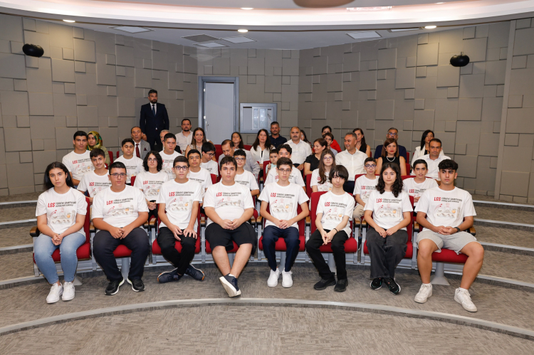 2025 LGS’de tam puan alan öğrenciler Adana Valisi Köşger ile buluştu