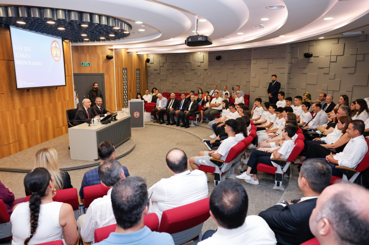 2025 LGS’de tam puan alan öğrenciler Adana Valisi Köşger ile buluştu