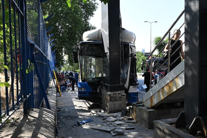 Ankara'da belediye otobüsünün karıştığı zincirleme kazada 20 kişi yaralandı