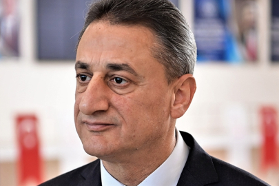 Eski Bitlis Valisi Erol Karaömeroğlu trafik kazasında yaralandı