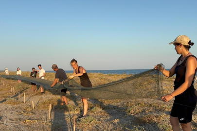 Gençler Kazanlı sahilinde deniz kaplumbağaları için file örüyor