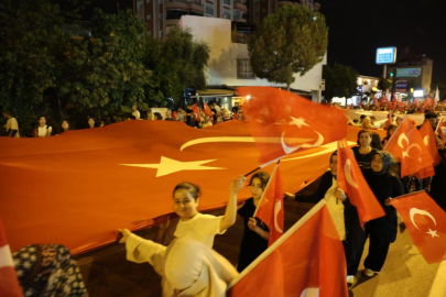 Kozanlılar Türk bayraklarıyla şehitleri andı