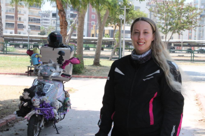 Mersin’de peluş oyuncaklarla süslenen renkli motosiklet trafikte ilgi odağı oldu