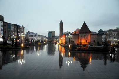 Meteoroloji’den ani sel ve yıldırım uyarısı: Gümüşhane, Bayburt, Trabzon ve Erzurum dikkat!
