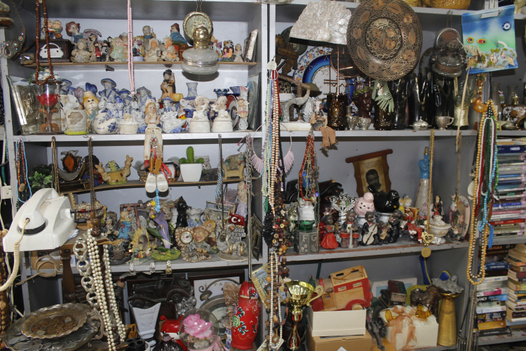 Cumali Alp’in antika dükkânı ziyaretçilerini zamanda yolculuğa çıkarıyor