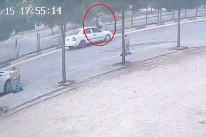 Otomobil yayaya çarptı: Kaza anı kamerada