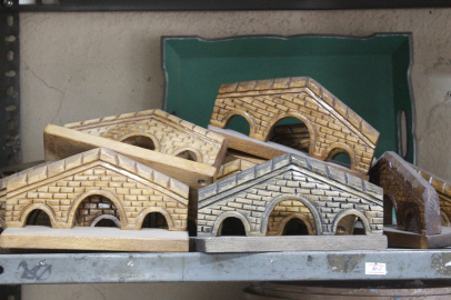 Babasından devraldığı atölyede Adana’nın tarihi simgelerini ahşapta canlandırıyor