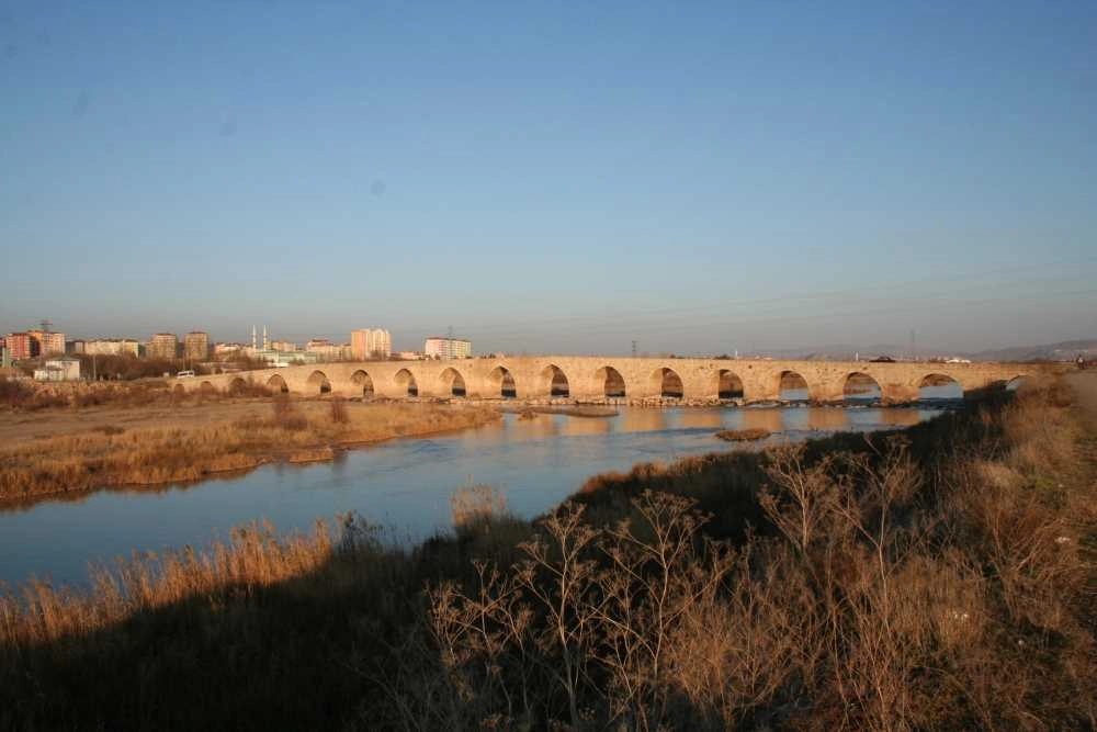 Kızılırmak'ın Asırlık Tanığı: İki Parçalı Yapısıyla Merak Uyandıran Tarihi Kesik Köprü