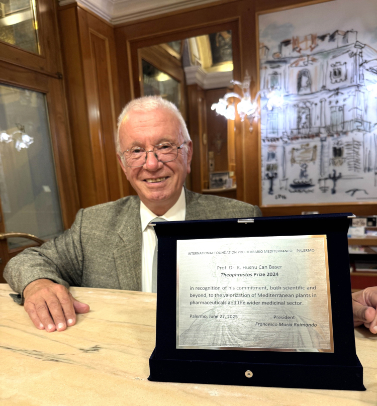 Botaniğin Nobeli, Theophrastus Ödülü, Prof. Dr. K. Hüsnü Can Başer’in oldu 2