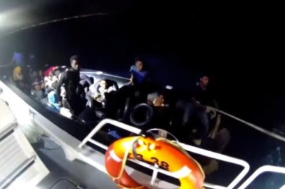Çeşme açıklarında motor arızasıyla sürüklenen bottaki 37 kaçak göçmen kurtarıldı