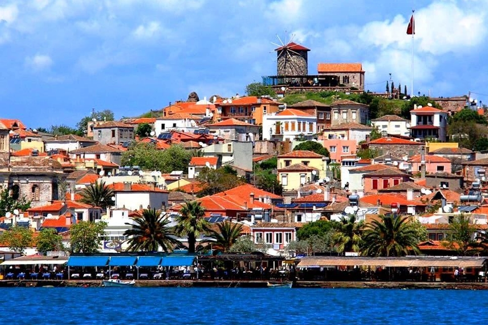 Cunda Adası'nda gezilecek yerler: Tarihi sokaklardan saklı koylara unutulmaz bir rota