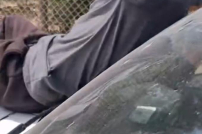 Adana’da genç otomobilin kaputunda tehlikeli yolculuk yaptı