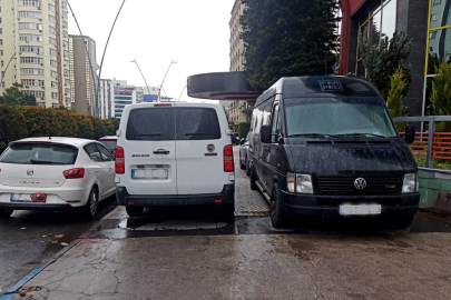 Adana’da kaldırımlar otoparka döndü: Yayalar zor durumda