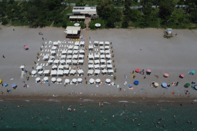 Antalya’da sıcak hava nedeniyle sahiller dolup taştı