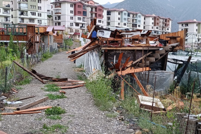 Artvin Yusufeli’nde fırtına ve sağanak felaketi sonrası çatılar uçtu, yollar göle döndü