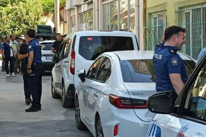 Avcılar’da 2 kişiyi bıçaklayan şüpheli kapısına gelen iki polisi de yaraladı