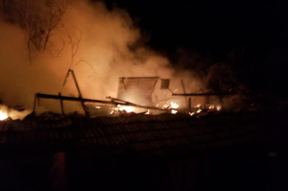 Çorum'da çıkan yangında 2 ev, 2 garaj ve 1 ahır kül oldu