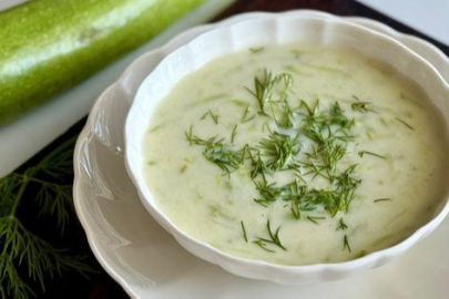 Hafif ve Pratik: Sütlü Kabak Çorbası Tarifiyle Yaz Sofralarınıza Ferahlık Katın