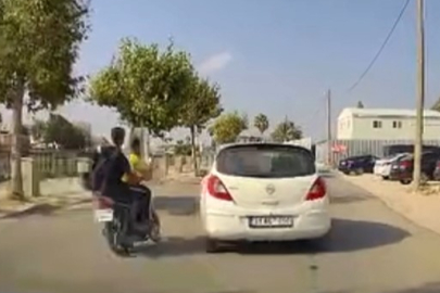 Hatay’da otomobille çarpışan motosikletin yola savrulma anı kamerada