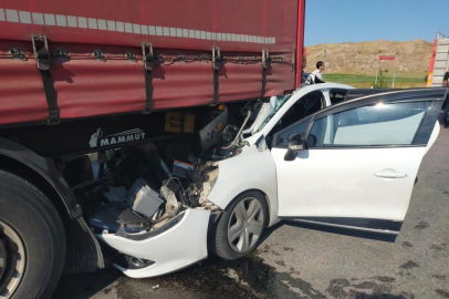 Sivas'ta otomobil tıra çarptı: 2’si çocuk 6 yaralı