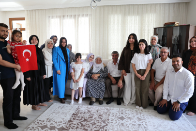 88 Yaşındaki sosyal medya fenomeni Raife Babaanne, Bakan Göktaş’ı evinde ağırladı