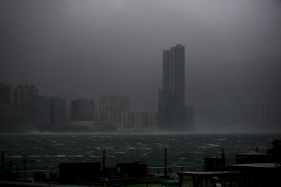 Hong Kong'da hayatı felç eden Wipha tayfunu Çin kıyılarına ulaştı: 26 yaralı