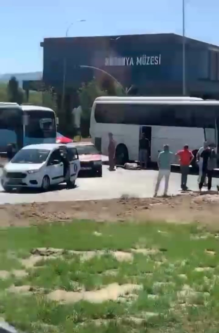 Kütahya'da işçi servisi kaza yaptı Tankere arkadan çarpan otobüsteki 35 kişi yaralandı 2