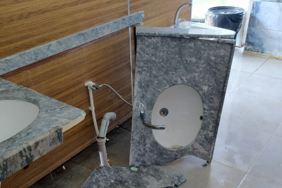 'Pes' dedirten görüntüler: Plaj tuvaletlerine vandal saldırı