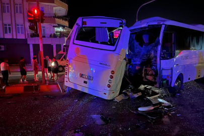 Antalya Serik’te 3 midibüsün karıştığı kazada 6 kişi yaralandı