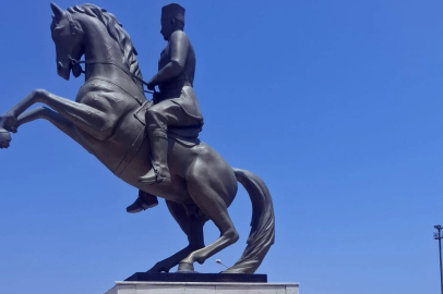 Atatürk Anıtına saldırıya Belediye Başkanı Karataş'tan tepki