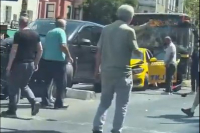 Beyoğlu’nda zincirleme kaza: 9 araç birbirine girdi, 4 kişi yaralandı