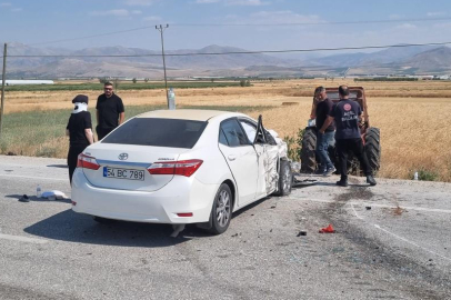 Burdur-Fethiye yolunda traktör ile otomobil çarpıştı: 5 yaralı