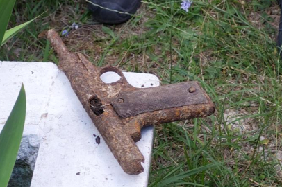 Samsun'da mezarlıkta kazı yaparken toprağa gömülü tabanca bulundu