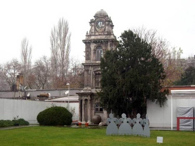 SAATLER VE BİTKİSEL MOTİFLERLE GELEN ZERAFET