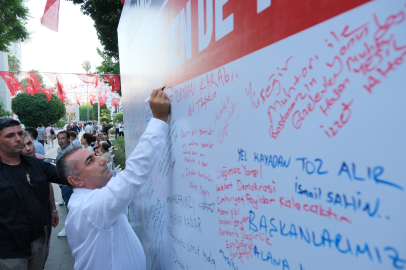 Adana Büyükşehir Belediye Başkan Vekili Güngör Geçer, “Özgürlük İçin Sen De Yaz” panosuna duygularını yazdı