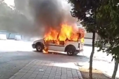 Adana’da park halindeki iki araç alev aldı, patlama paniğe yol açtı