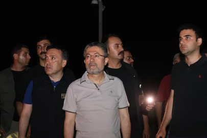 Bakan Yumaklı’dan yangın bölgesine telsizle moral: “Bu yangın da evelallah sönecek”