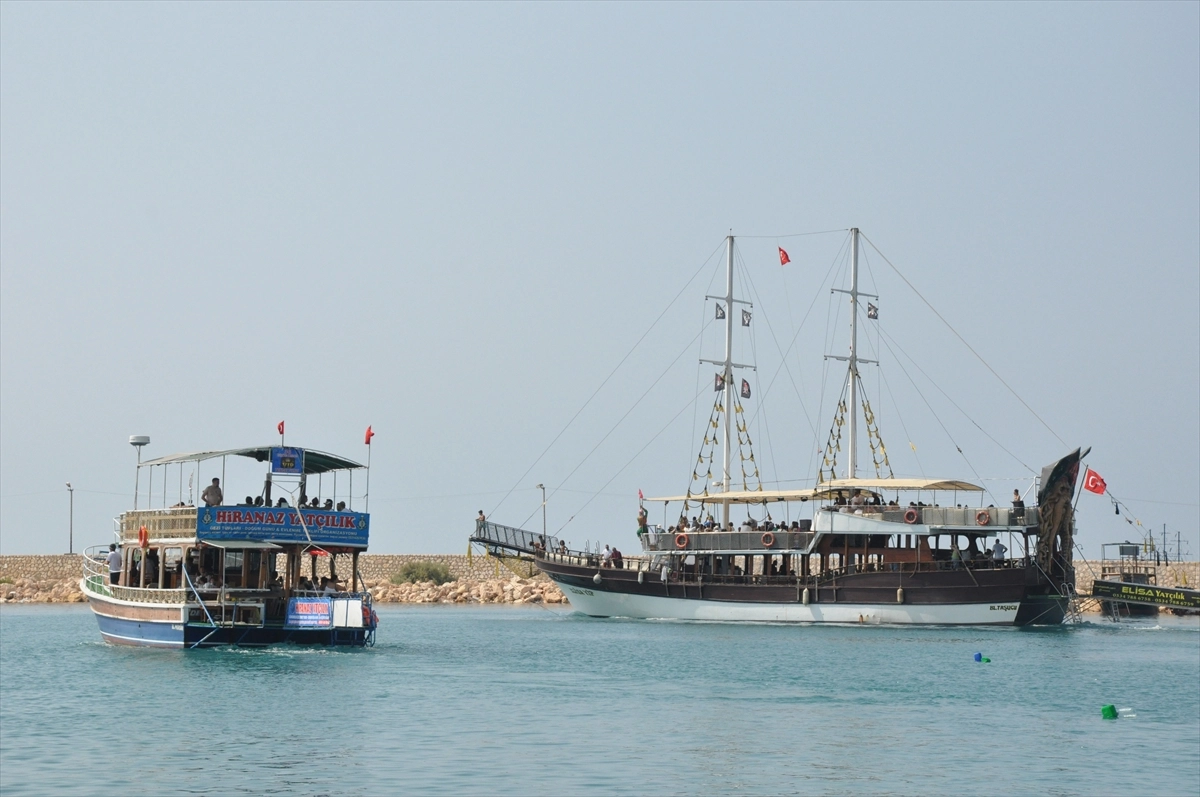 Mersin'de sıcak havadan bunalanlar sahilleri hareketlendirdi