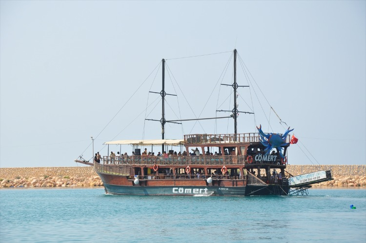 Mersin'in Silifke ilçesinde 35 dereceyi aşan hava sıcaklığından bunalanlar, denizde yüzerek serinledi.