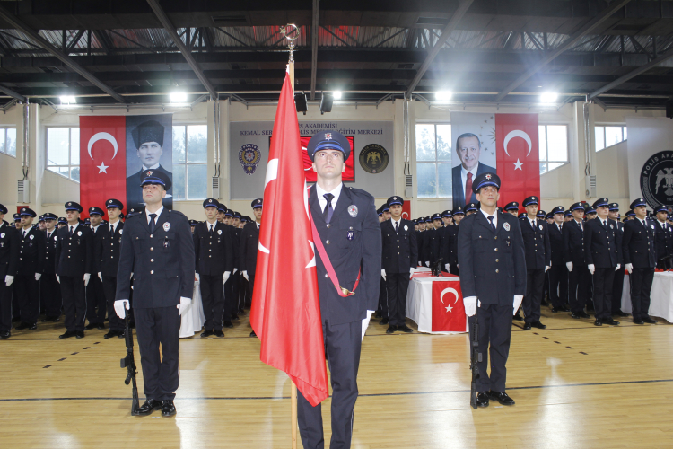 Adana'da eğitimini tamamlayan 323 polis adayı yemin etti