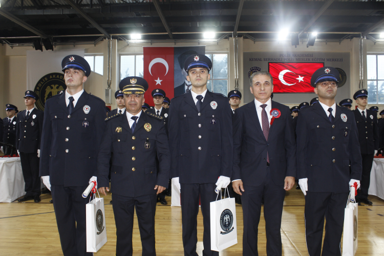 Adana'da eğitimini tamamlayan 323 polis adayı yemin etti