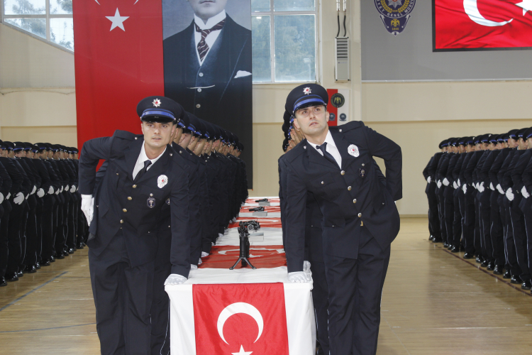 Adana'da eğitimini tamamlayan 323 polis adayı yemin etti
