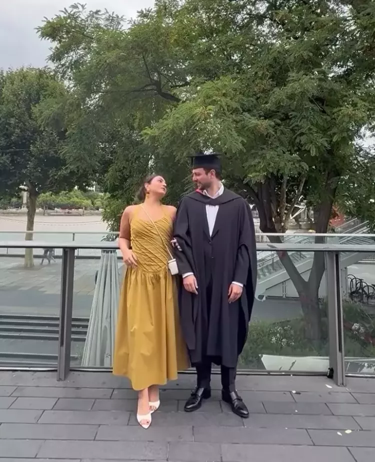 Sibel Can’ın oğlu Emir Aksüt Londra’da mezuniyet sevincini yaşadı 2