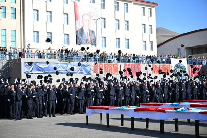 Erzurum’da Pomem mezuniyet coşkusu: 393 polis adayı keplerini havaya fırlattı