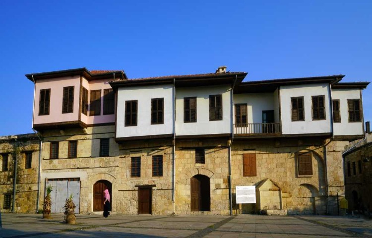 GELENEKSEL MİMARİ: ALT KATI AMBAR, ÜST KATI YAŞAM ALANI